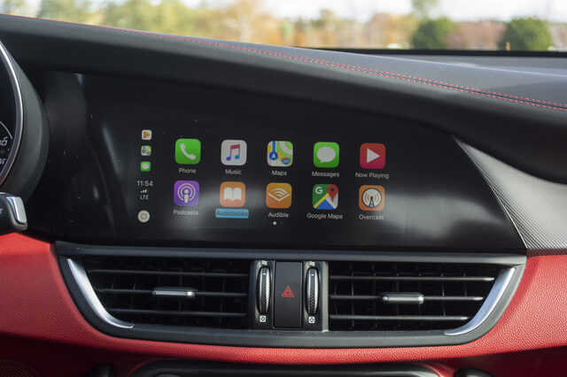 2018 Alfa Romeo Giulia Ti Sport Q4 — Apple CarPlay Infotainment Screen