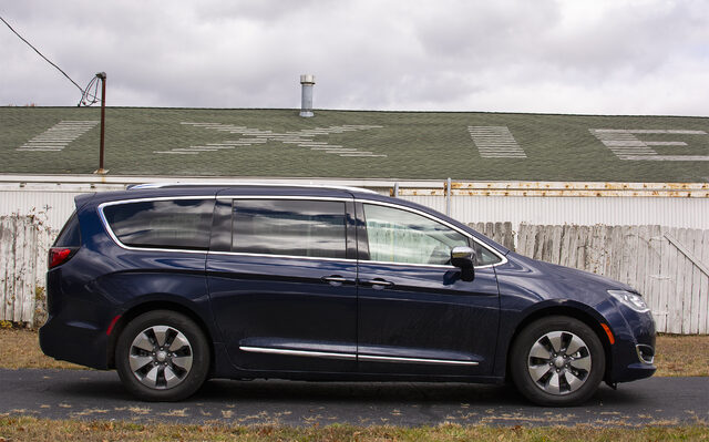 2018 Chrysler Pacifica Hybrid Limited driver-side profile