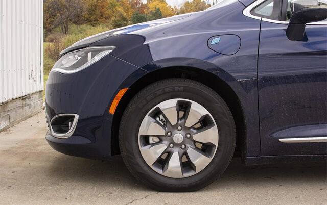 2018 Chrysler Pacifica Hybrid Limited front wheel and charge port detail