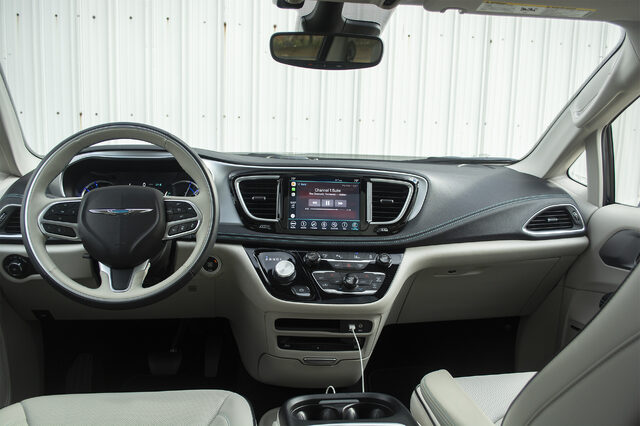 2018 Chrysler Pacifica Hybrid Limited interior dashboard