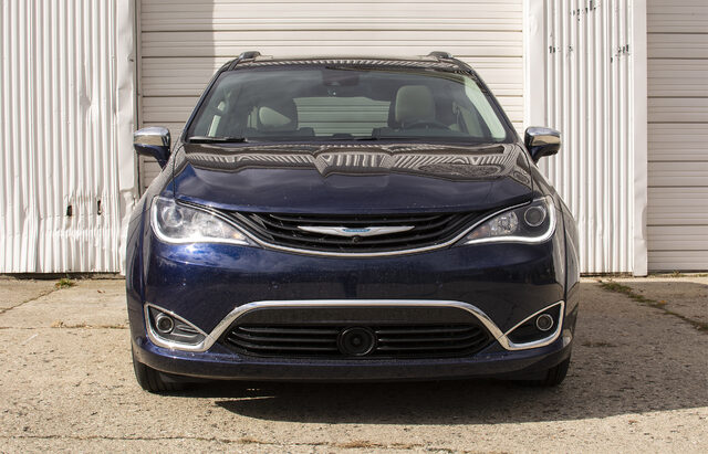 2018 Chrysler Pacifica Hybrid Limited front view