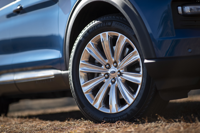 2020 Ford Explorer Limited polished alloy wheel with Michelin tire