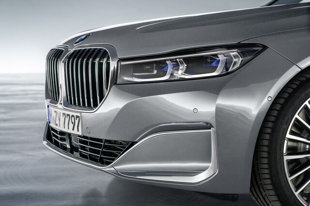2020 BMW 7-Series – Front Kidney Grille and LED Headlight Close-Up