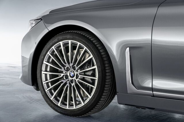 2020 BMW 7-Series – Multi-Spoke Alloy Wheel Detail