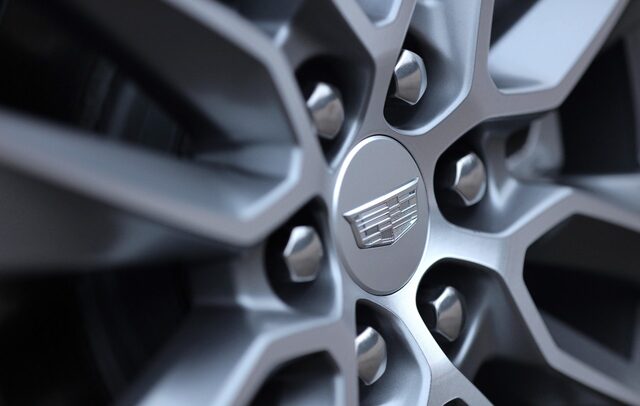 2020 Cadillac XT6 Sport alloy wheel center cap close-up
