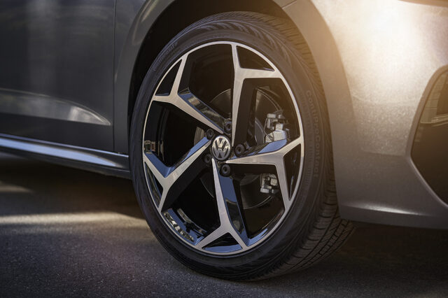 2020 Volkswagen Passat SE alloy wheel and brake caliper detail