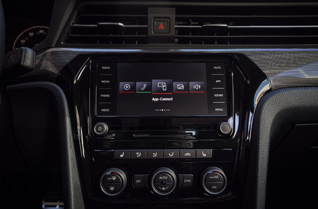 2020 Volkswagen Passat SE App-Connect Infotainment Screen