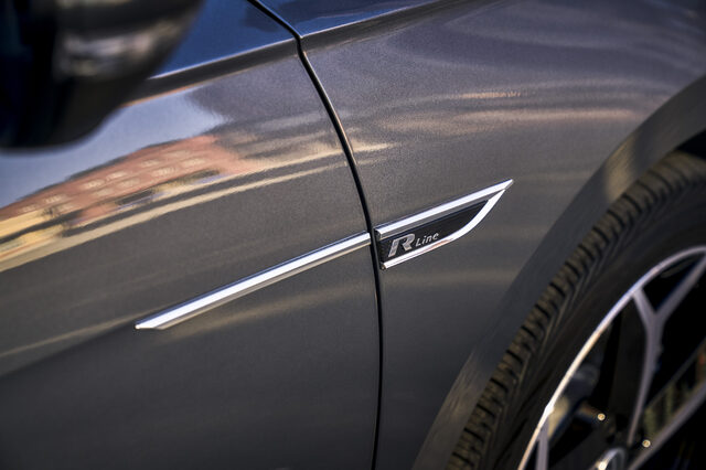 2020 Volkswagen Passat R-Line Fender Badge Detail