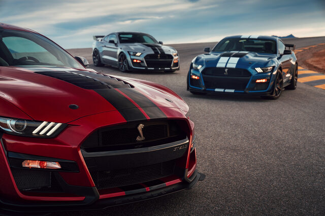 2020 Ford Mustang Shelby GT500 – Three-Car Front Close-Up on Track