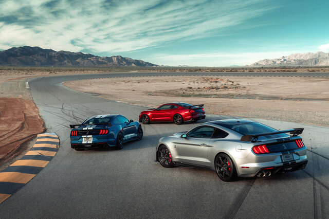 2020 Ford Mustang Shelby GT500 – Three-Car Rear View on Desert Track