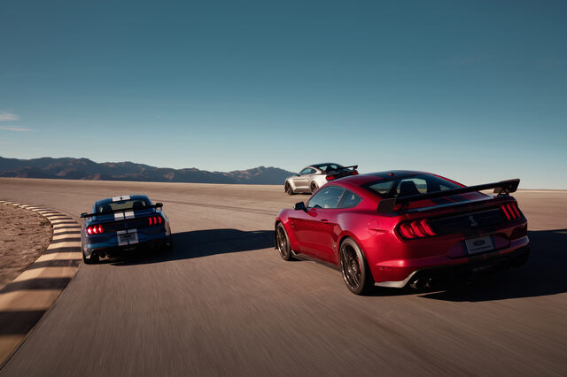 2020 Ford Mustang Shelby GT500 – Three-Car Rear View on Track