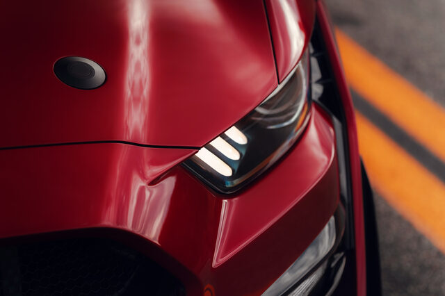 2020 Ford Mustang Shelby GT500 – Headlight and Front Fender Close-Up [red]