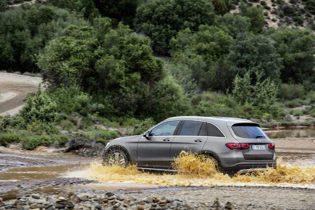 2020 Mercedes-Benz GLC 011.jpg