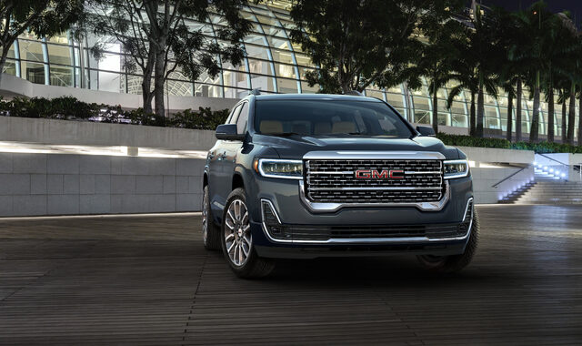 2020 GMC Acadia Denali front three-quarter night view