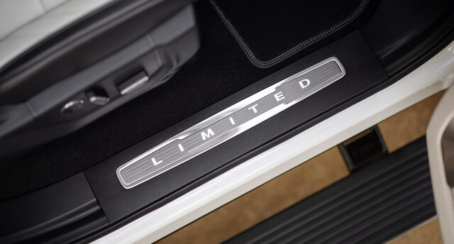 2020 Ford F-Series Super Duty Limited, illuminated door sill plate