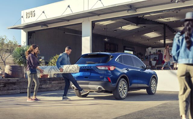 2020 Ford Escape SE Hands-Free Liftgate Demonstration at Café