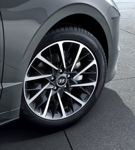 2020 Hyundai Sonata 18-Inch Alloy Wheel Detail Dark Gray