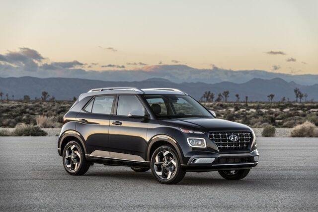 2020 Hyundai Venue SEL front three-quarter view [desert mountains]