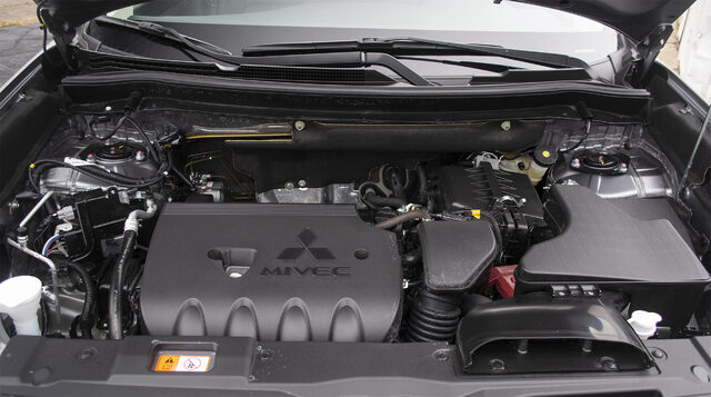 2019 Mitsubishi Outlander SEL S-AWC 2.4L MIVEC engine bay