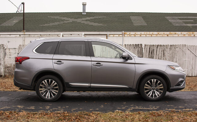 2019 Mitsubishi Outlander SEL S-AWC side profile in Titanium Gray Pearl