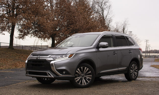 2019 Mitsubishi Outlander SEL S-AWC three-quarter front view