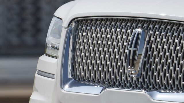2020 Lincoln Navigator Monochromatic 006.jpg