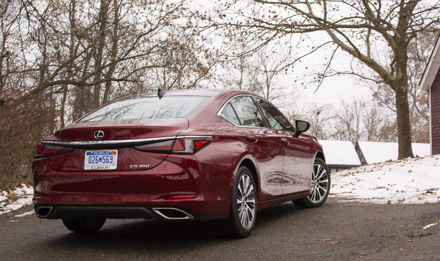 2019 Lexus ES 350 Rear Three-Quarter View in Winter Setting