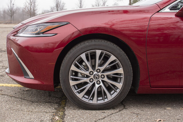 2019 Lexus ES 350 Front Wheel and Multi-Spoke Alloy Wheel Detail