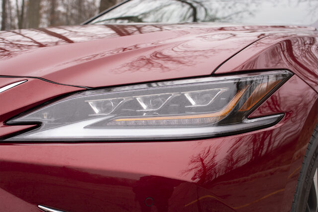 2019 Lexus ES 350 LED Headlamp Closeup Detail