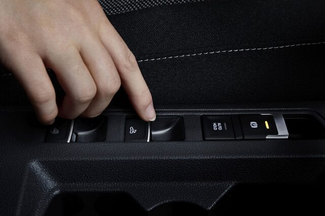 2020 Volkswagen T-Roc Cabriolet 043.jpg