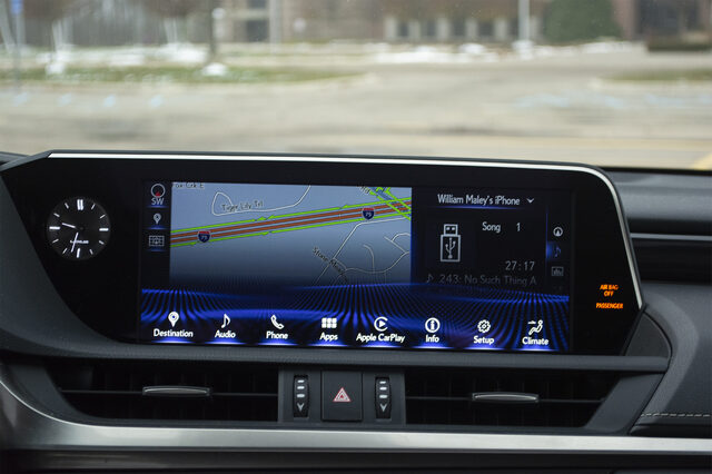 2019 Lexus ES 350 Infotainment Screen with Navigation and Apple CarPlay