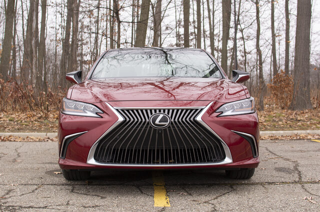 2019 Lexus ES 350 Front View Showing Spindle Grille and Headlamps