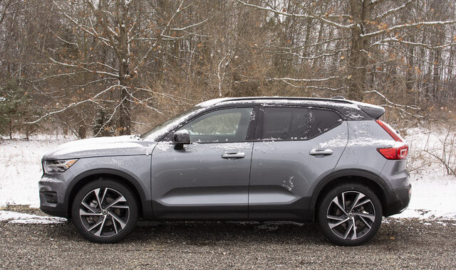 2019 Volvo XC40 R-Design driver side profile in snow