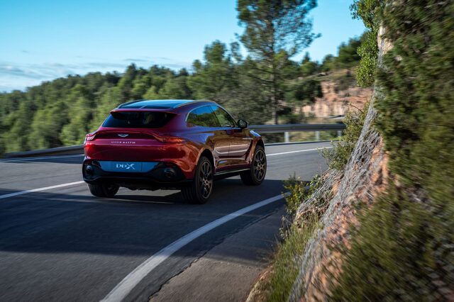 Aston Martin DBX_02.jpg