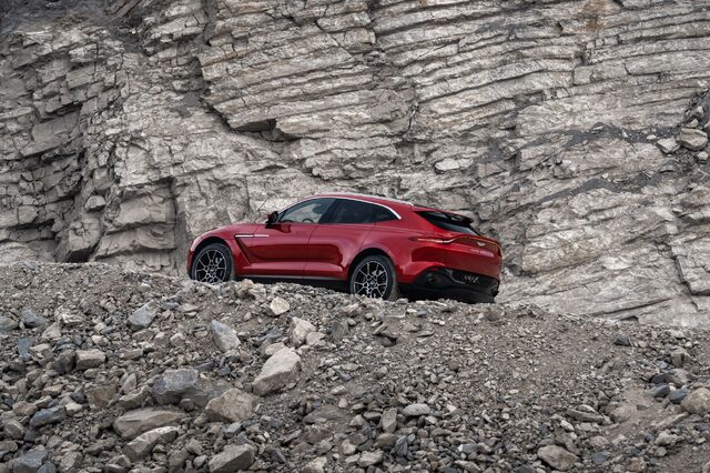 Aston Martin DBX_18.jpg