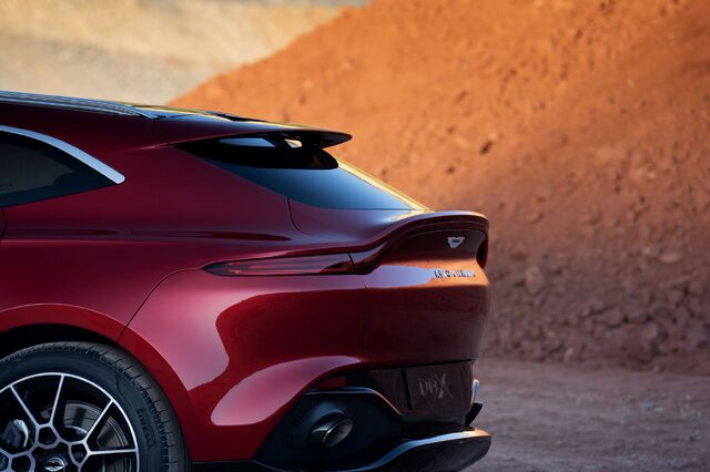 Aston Martin DBX_09.jpg