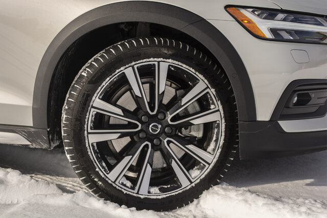 2020 Volvo V60 Cross Country, alloy wheel detail with Volvo center cap