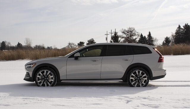2020 Volvo V60 Cross Country, side profile in snow