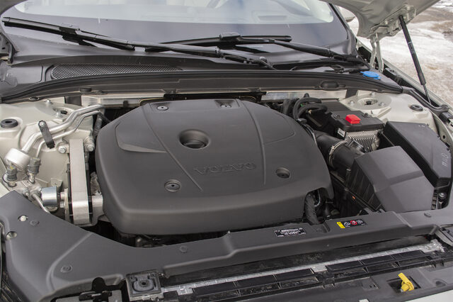 2020 Volvo V60 Cross Country, 2.0-liter T5 turbocharged engine bay