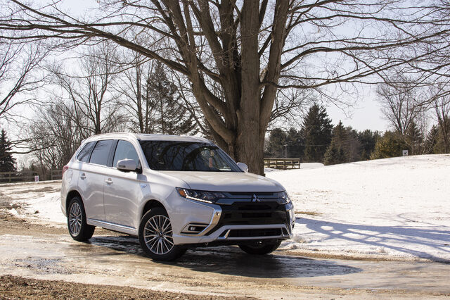 2020 Mitsubishi Outlander PHEV GT Front Three-Quarter View