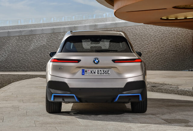 2022-bmw-ix_100769249_h.jpg