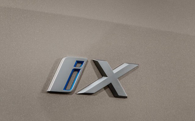 2022-bmw-ix_100769257_h.jpg
