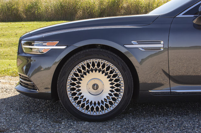 2020 Genesis G90 5.0 Ultimate front wheel detail