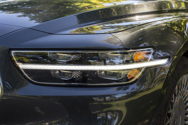 2020 Genesis G90 5.0 Ultimate headlight detail