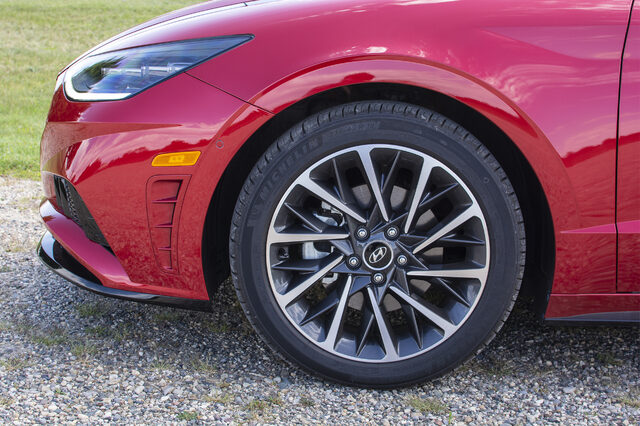 2020 Hyundai Sonata Limited 1.6T front wheel with machined-face alloy rim detail