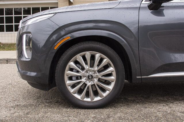 2020 Hyundai Palisade Limited AWD front wheel detail