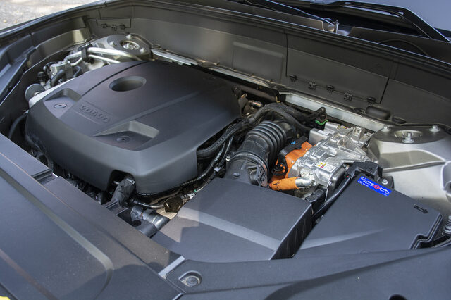 2020 Volvo XC90 T8 Inscription — Twin-Charged Engine Bay with Hybrid Components