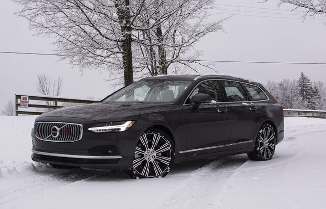 2021 Volvo V90 T6 Inscription Exterior Front Three-Quarter Dark Grey