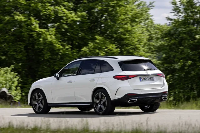 2023 Mercedes-Benz GLC 300 Polar White Rear Three-Quarter Driving