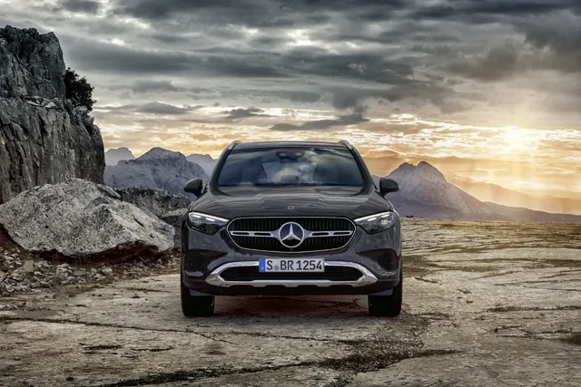 2023 Mercedes-Benz GLC 300 Front View Mountain Terrain